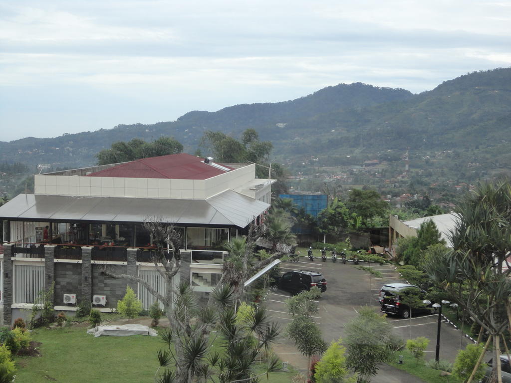 The Rizen Hotel Cisarua Exterior foto